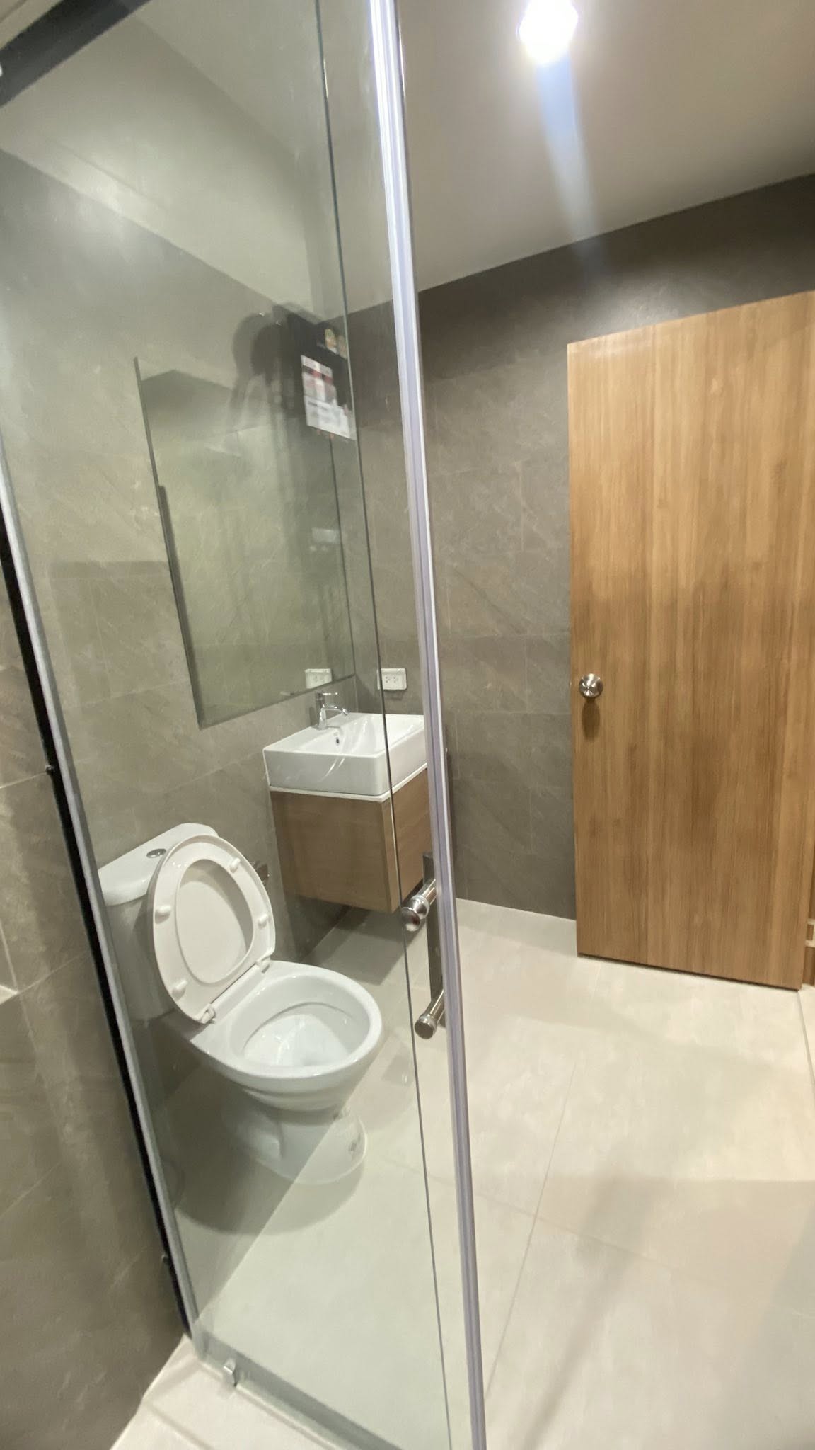 ให้เช่าคอนโด The Livin Ramkhamhaeng (เดอะ ลิฟวิ่น รามคำแหง) โซน รถไฟฟ้าสีเหลือง MRT แยกลำสาลี ห้องแบบ 1ห้องนอน / 1ห้องอเนกประสงค์ / 1ห้องน้ำ / โซนครัวปิด ขนาดห้อง 32 ตรม. ชั้น 18 ตึก A