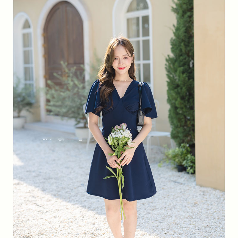 kudapy เดรสสั้นสีกรม ตัวเสื้อเป็นคอวีจับจีบเดรปที่อก ต่อลงมาเป็นกระโปรงทรงเอบานเล็กๆ แขนเสื้อเป็นทรง Bell พริ้วๆ ใส่สวย ตัวนี้เหมาะกะสาวๆ