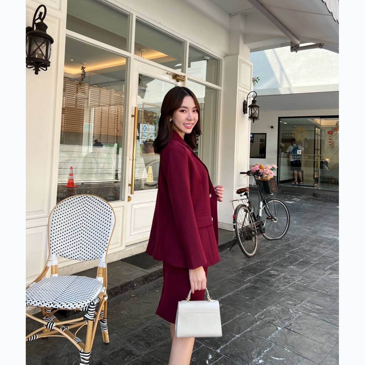 kudapy Setsuit 2 ชิ้น เสื้อสูทออกแบบให้เป็นทรงใหญ่กว่าเดรส+เดรสคอเหลี่ยม ซิปหลัง มีซับในทั้งตัว ใส่สบาย แต่ยังมีความสุภาพ มีฟองน้ำเสริมไหล่บ