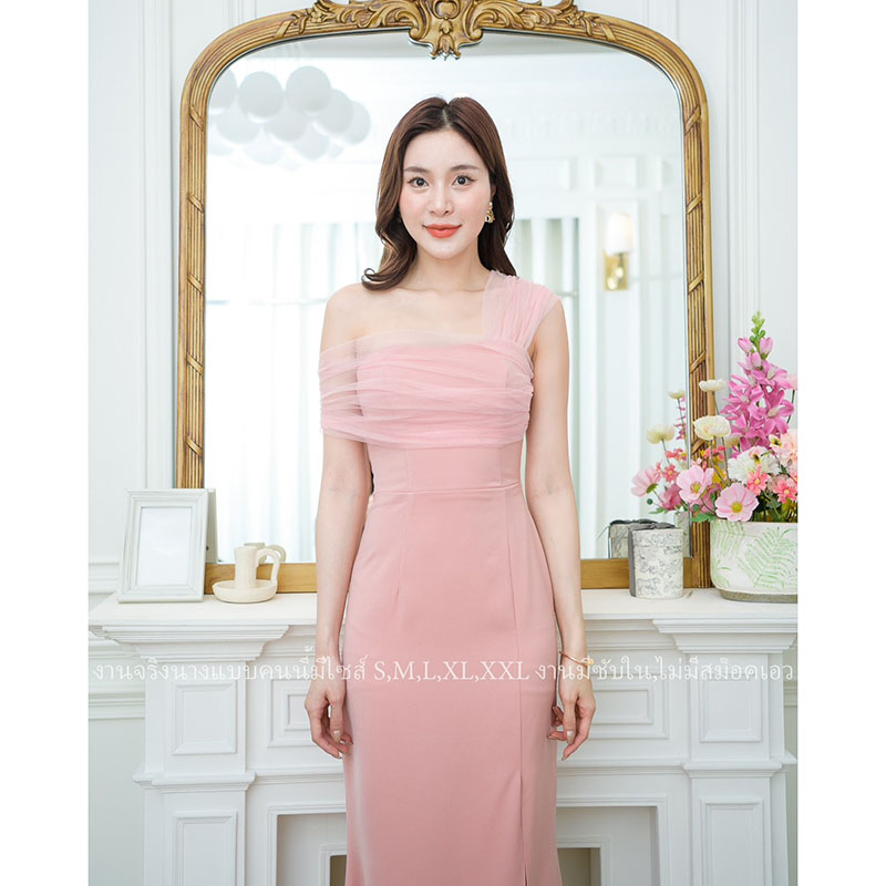 kudapy เดรสยาวสีชมพูสไตล์เรียบหรูดูแพง ไหล่แต่งผ้าซีทรู กระโปรงยาวผ่าหน้า เหมาะสำหรับใส่เป็นชุดราตรี ชุดไปงานแต่งงาน