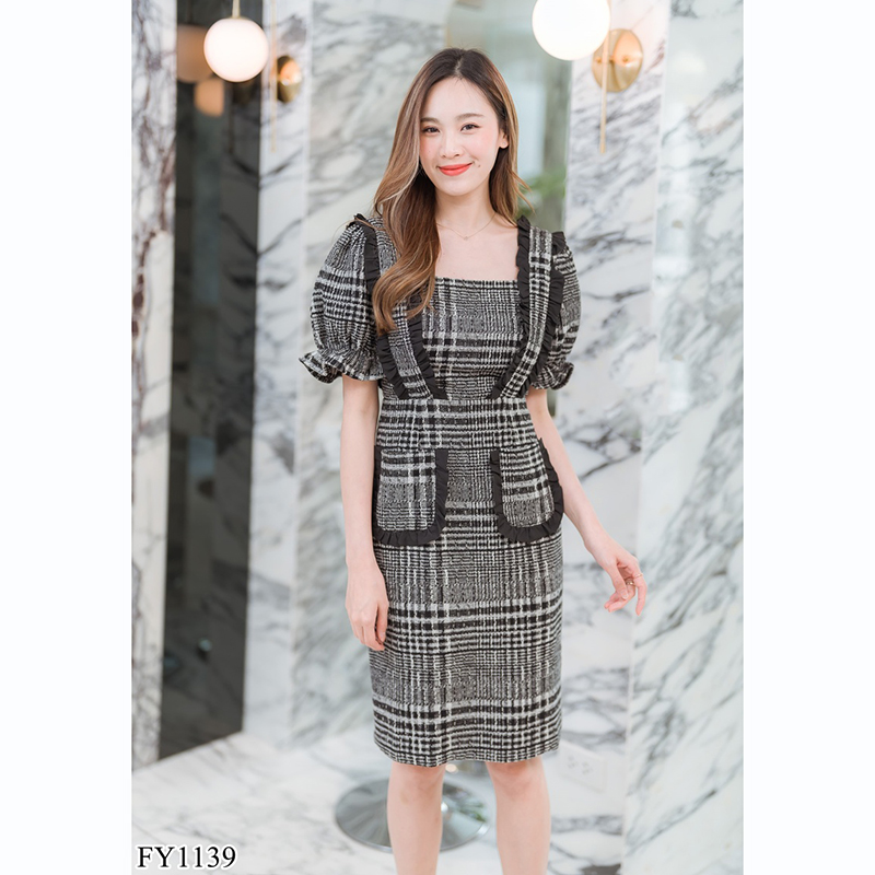 kudapy เดรสสั้นสีดำ/สีชมพู ลายสก็อตระบายช่วงไหล่แขนจั๊ม