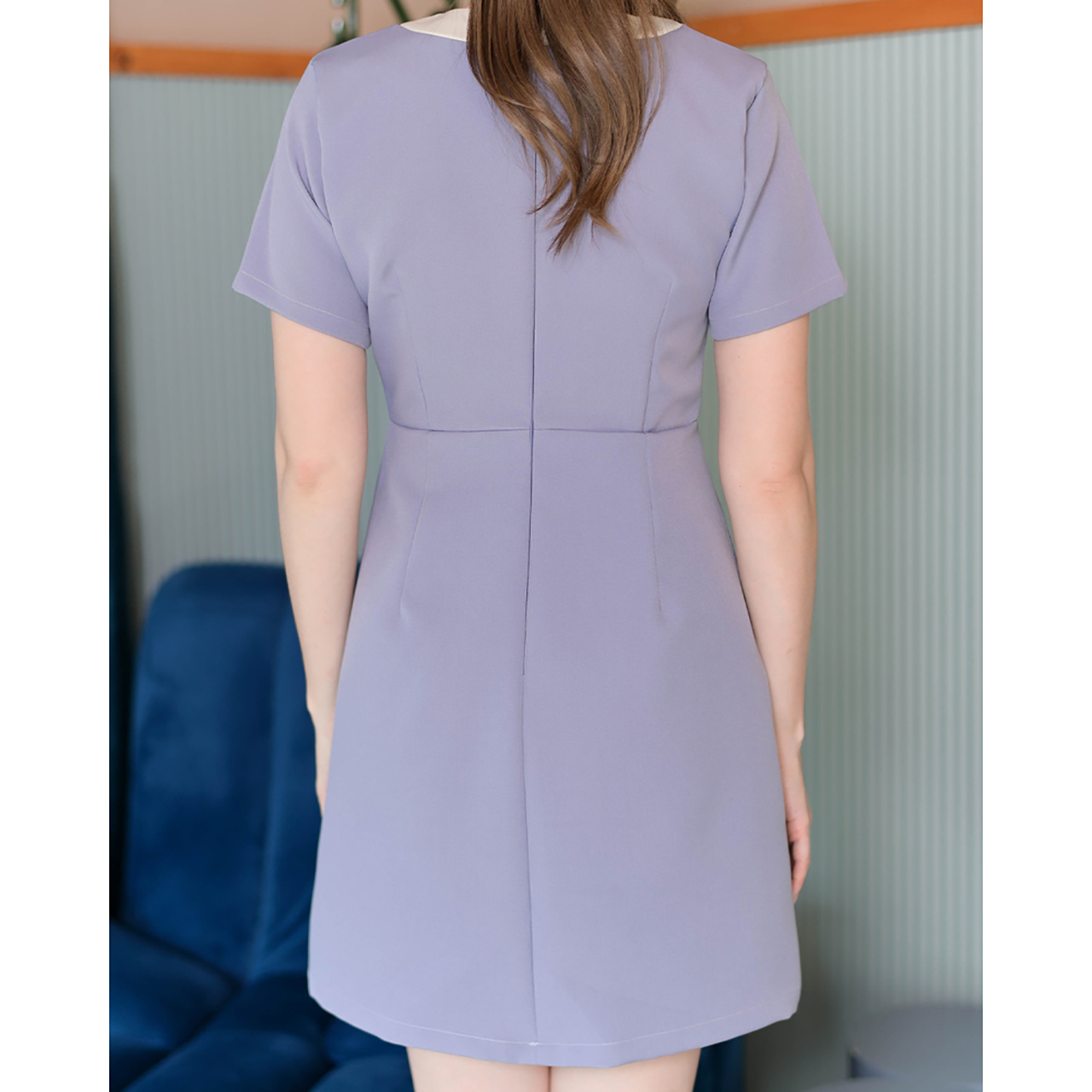 kudapy เดรสแขนสั้นคอวี แต่งคอทูโทน แพทเทิร์นตัดต่อกลางตัวเสื้อแต่งกระดุมปั๊มเพิ่มความคิวท์