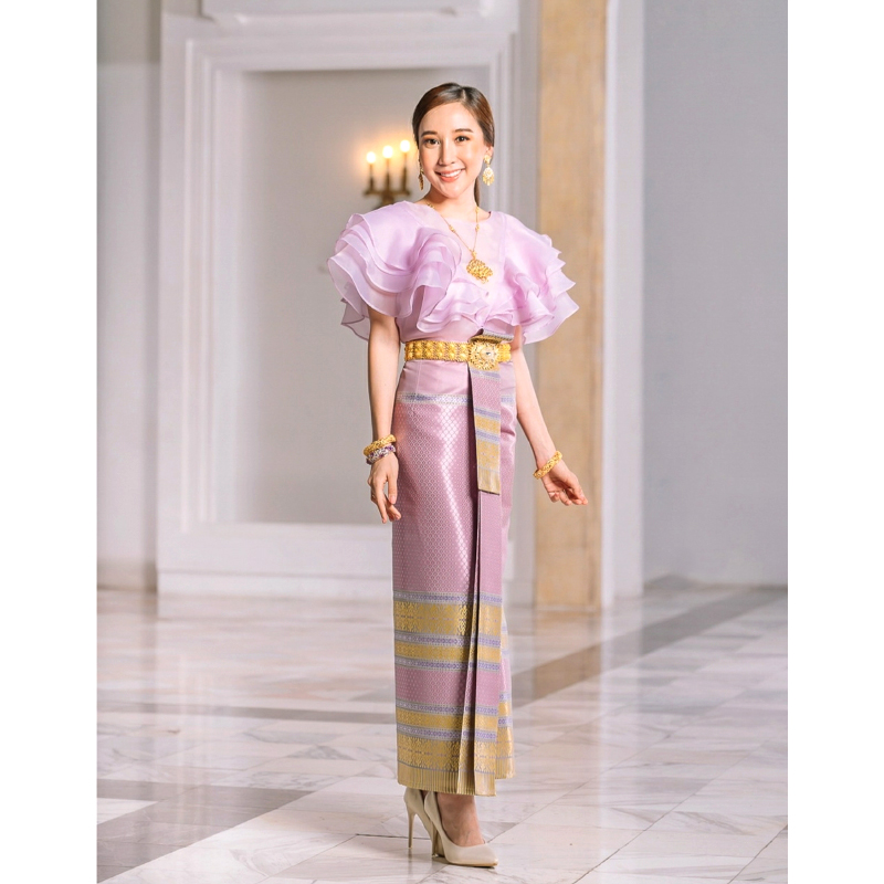 kudapy เสื้อไปงาน ผ้าแก้วคอปาดแคบสีครีม/สีม่วง แต่งระบายช่วงแขนเป็นทรงหน้าอก V Shape ระบาย 4 ชั้นสวยหรูมากๆค่ะรุ่นนี้