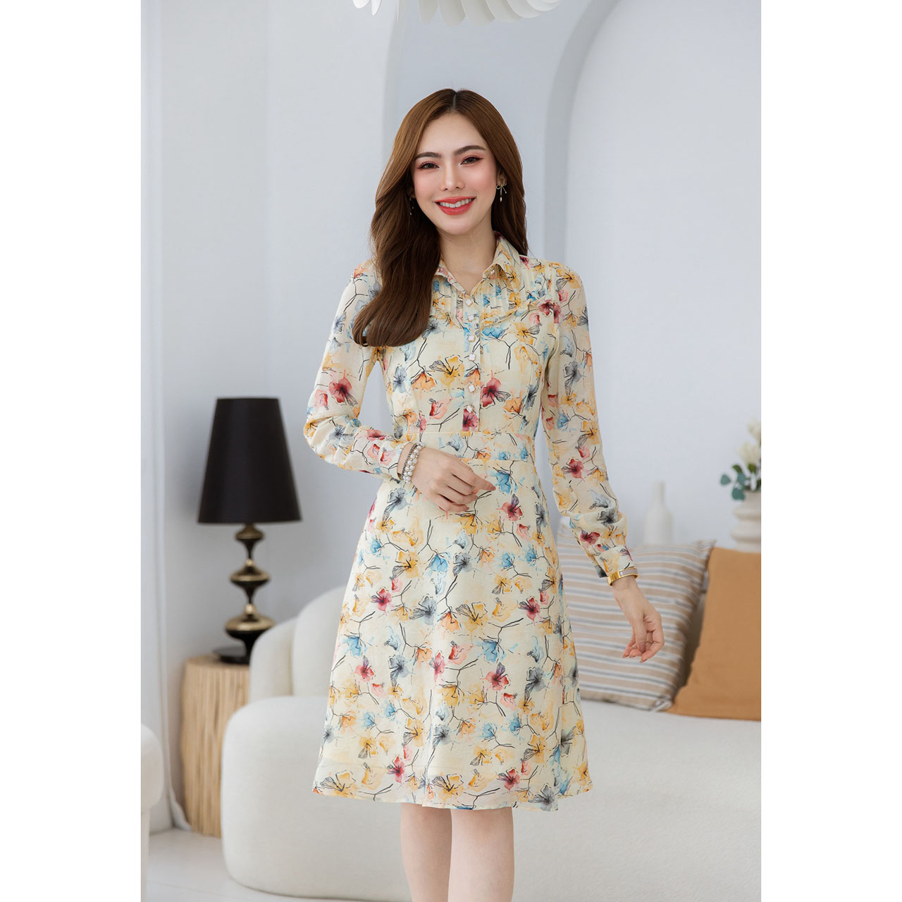 kudapy เดรสคอปกเชิ้ตแขนยาว เป็นกระดุมหน้า ช่วงไหล่มีดีเทลตีเกล็ดแต่งระบายเล็กๆสวย ลายดอกสวยสดใสเนื้อผ้าบางเบา