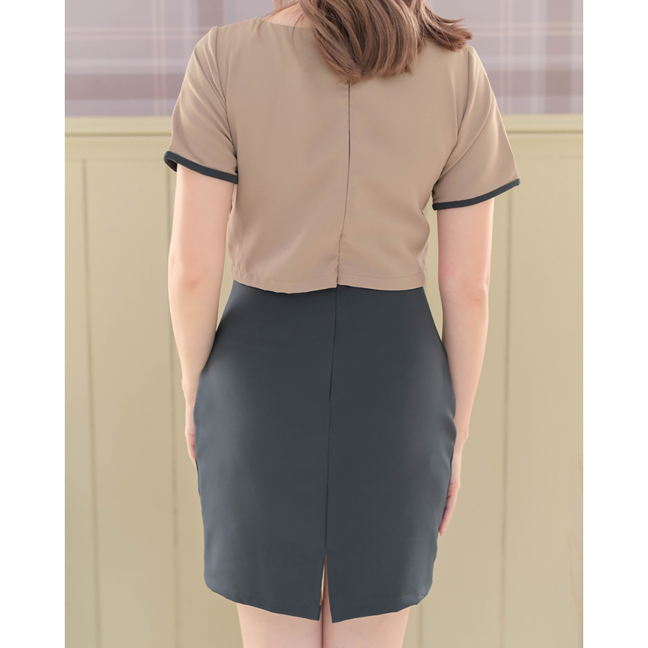 kudapy เดรสสั้นสีน้ำตาลแดง/สีเทาเข้ม/สีดำ/สีครีมเข้ม/สีเบจ ทูโทน ทรงคอปาด ช่วงกระโปรงทรงสอบ ผ่าชายด้านหลังให้เดินสะดวก