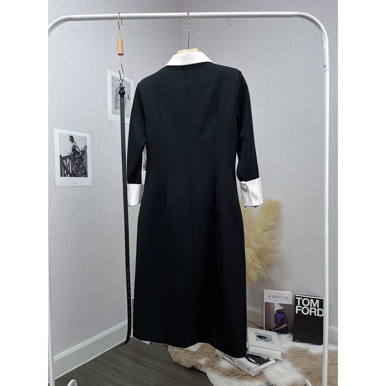 kudapy เดรสสูทสีดำ ทรงสวยคลาสสิค แต่งปกสีขาว มีความทิ้งตัว เดรสมีซับในทั้งตัว