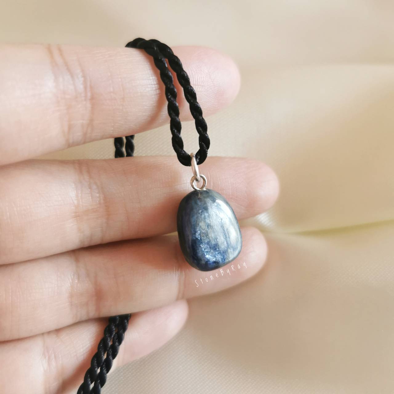 สร้อยคอเชือกจี้หินไคยาไนท์ (Kyanite)