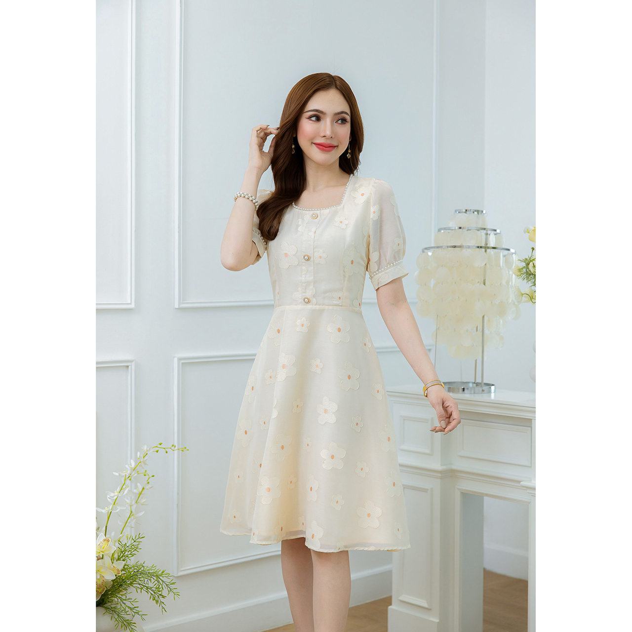 kudapy เดรสสั้นสีชมพู/สีครีม ผ้าทอคอมุก ผ้าสวยเป็นผ้าทอ มีเทคเจอร์ลายดอกนูนน่ารัก มีดีเทลคอมุกช่วงคอและแขน