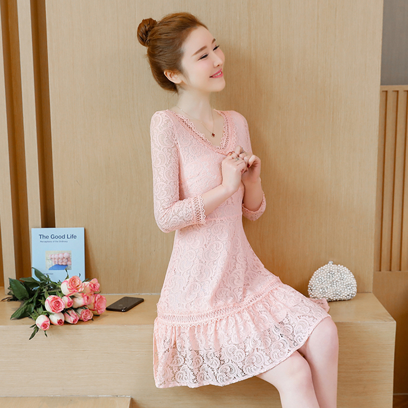 kudapy เดรสสั้นสีส้มอ่อน ผ้าลูกไม้ซีทรู คอวี แขนยาว กระโปรงทรงเอแคบต่อระบาย สวยสดใส