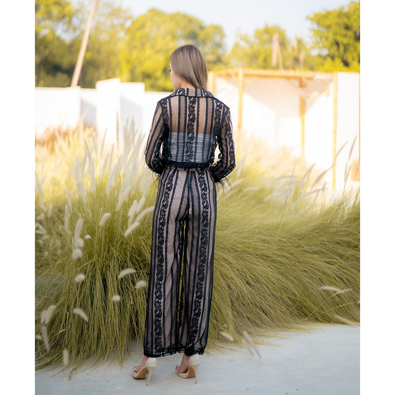 kudapy ชุดเซทสีฟ้า/สีดำ เสื้อติดกระดุมด้านหน้า กางเกงขายาวทรงกระบอกผ้าซีทรูลายลูกไม้ ตกแต่งด้วยขนนกปลายแขน มีซับเฉพาะส่วนของกางเกง