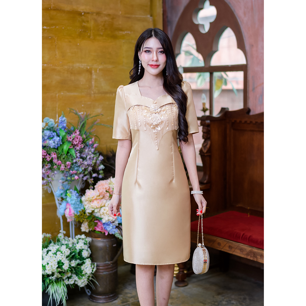 kudapy เดรสสั้นสีชมพูอ่อน/สีทอง ผ้าไหม คอเคิพ อกแต่งกระดุมปั้ม และแต่งดอกไม้ตกแต่งระบายด้านหน้า มีเพชรประดับเป็นเกสรดอกไม้