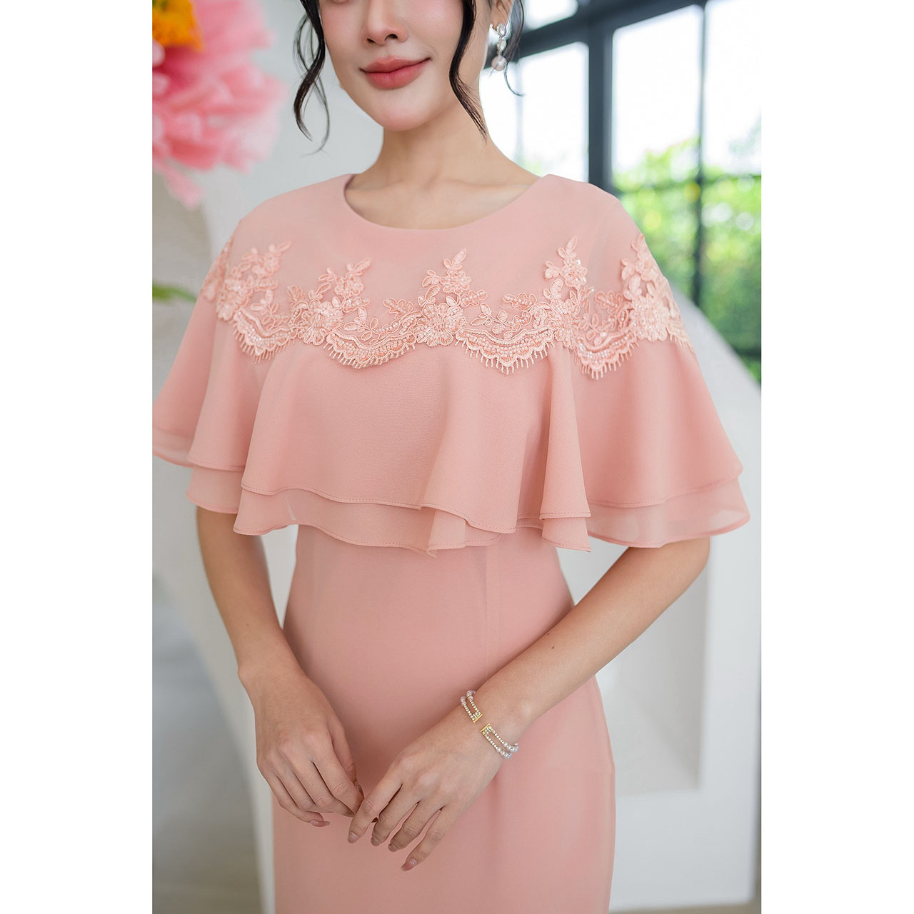 kudapy เดรสผ้าชีฟองตัวยาว งานชายหางปลาเล็กๆไม่บานมาก ดีไซน์คลุมไหล่ถึงสองชั้น แต่งลูกไม้รอบตัวเป็นงานลูกไม้คอร์ดแต่งเลื่อม