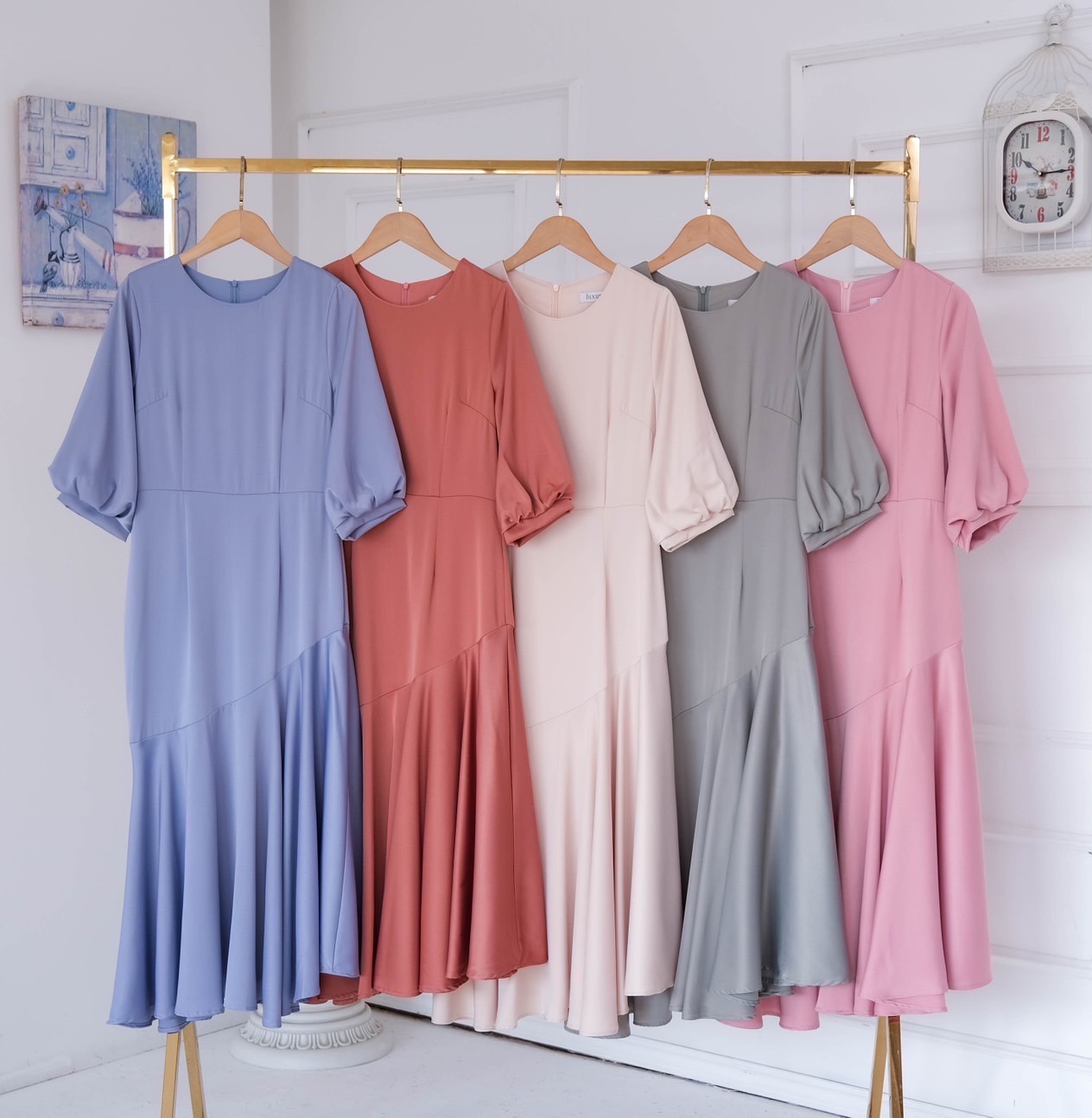 kudapy Midi dress ทรงคอกลม แขนพอง เอวสูง กระโปรงทรงเอ ปลายจับเดรปเฉียงข้าง ใส่พริ้วสวย