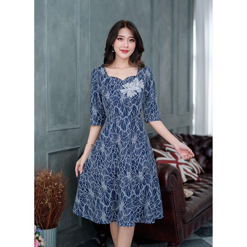 kudapy เดรสสั้นสีกรม/สีดอกแดง ลูกไม้ทูโทน ผ้าสวยงานเนี๊ยบ ผ้าทิ้งตัวสวยดีไซน์แขนศอกทรงใส่ง่ายสุภาพ เอวต่อกระโปรงทรงบานสวิง มีดีเทลตกแต่งลูกไม้ดอกที่อก