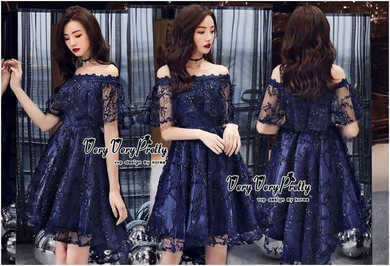 kudapy ชุดราตรีเปิดไหล่สีกรมท่า หน้าสั้น หลังยาว ใส่ออกงาน ลุคสวยหรูสไตล์เกาหลีค่ะ เนื้อผ้ามุ้งปักริบบิ้นลวดลายสวย 3D ทั้งตัวค่ะ