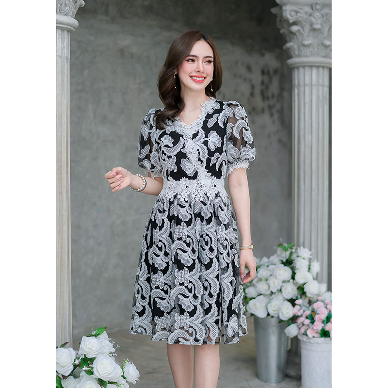 kudapy เดรสสั้นสีดำ/สีครีม ลูกไม้สวยเด่นเล่นสีตัดทูโทน แต่งด้วยลูกไม้ช่วงอก รอบเอว รอบแขน แบบจัดเต็ม แขนพองสวยกำลังดี