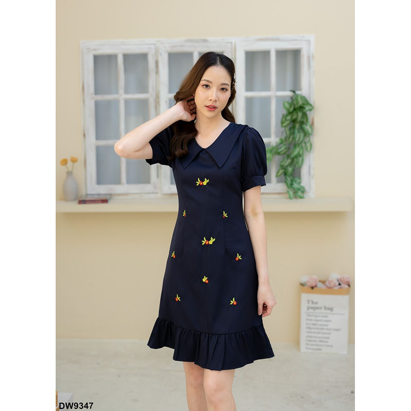 kudapy เดรสสั้นสีชมพู/สีน้ำเงิน/สีเขียว งานคอปก ปักลายดอกไม้ ปลายกระโปรงอัดพลีท