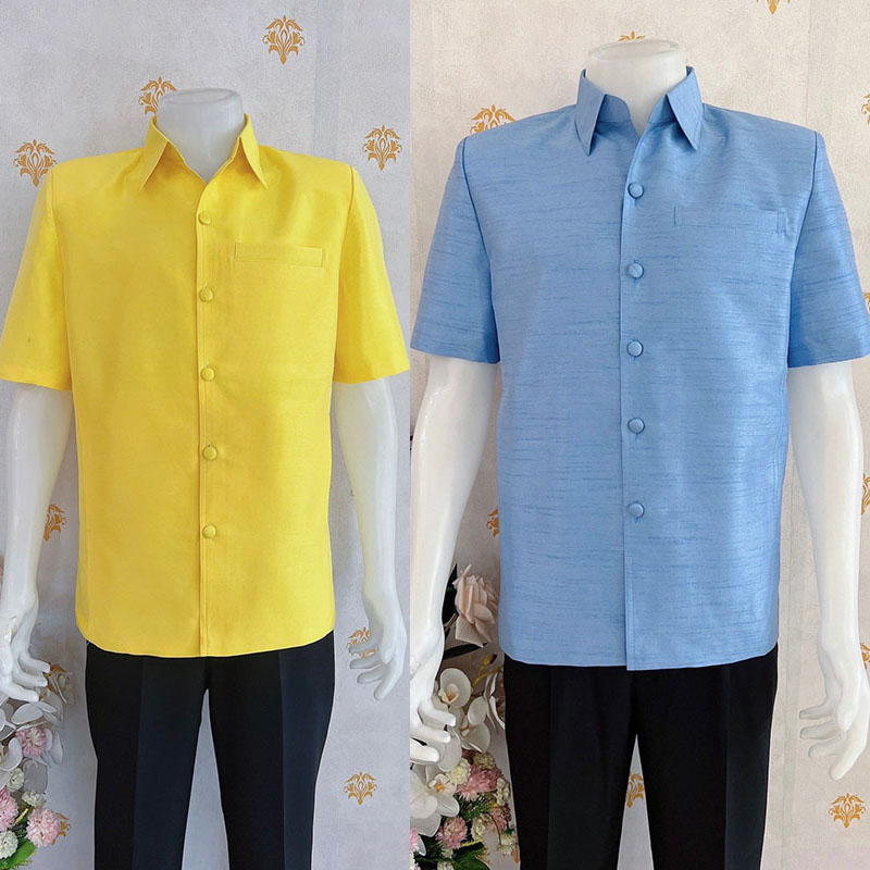 kudapy kudapy เสื้อผ้าไหมคอปก สีน้ำเงิน,สีเหลือง เสื้อผ้าไทยผู้ชาย ผ่าหน้า แขนสั้น มีกระเป๋าด้านซ้ายบน (อัดผ้ากาว มีฟองน้ำเสริมไหล่)