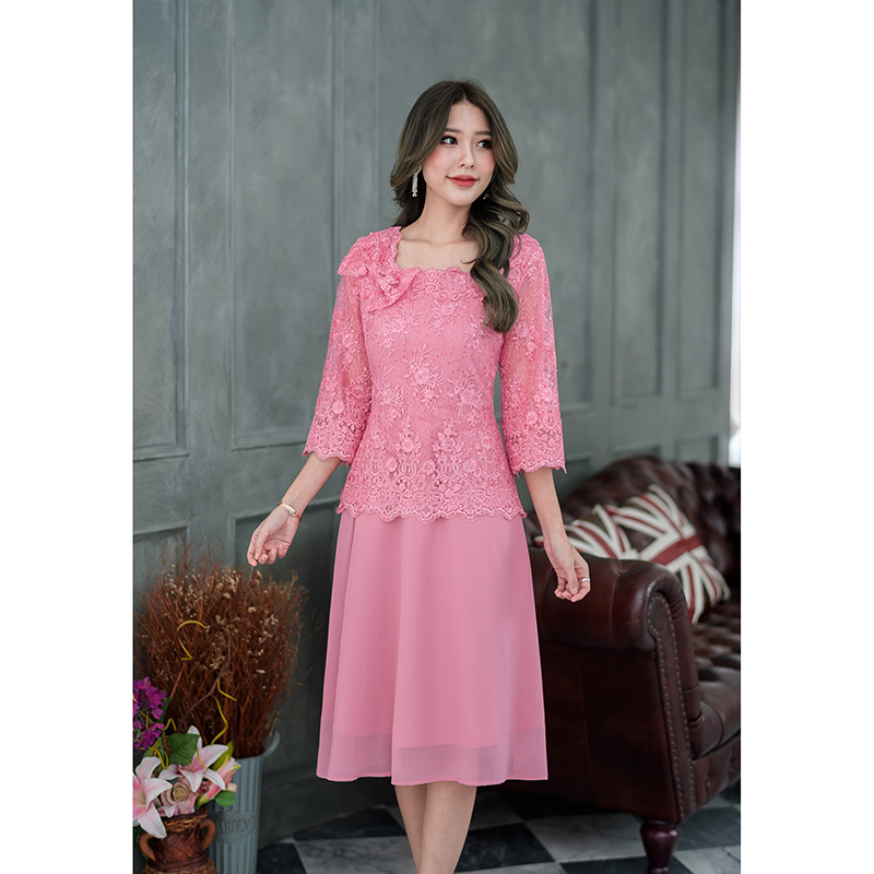 kudapy เดรสสั้นสีเขียวมิ้น/สีชมพู ลูกไม้ปัก ชุดนี้งานสวยหรูหราและหวาน เสื้อทรงแขนกระบอกห้าส่วน คอเหลี่ยมกว้างกำลังสวย กระโปรงเป็นผ้าชีฟอง ใส่ง่ายพริ้วสวยและสบาย