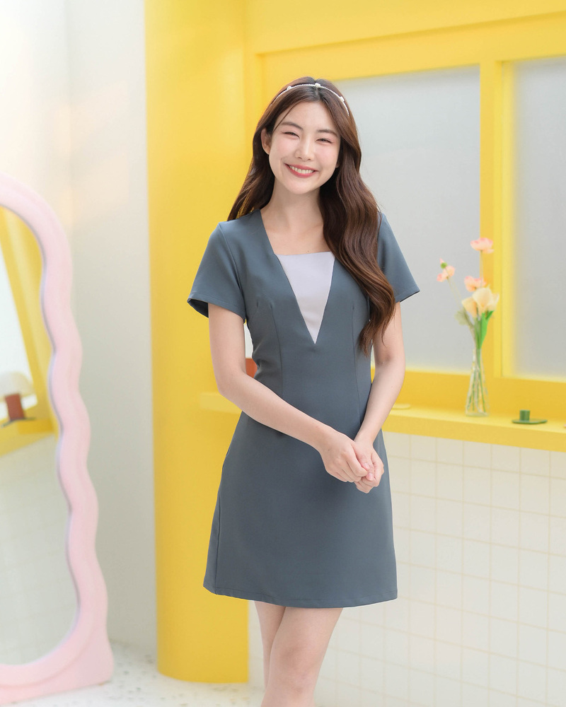 kudapy เดรสแขนสั้น เล่นสีทูโทนแต่งคอเป็นรูปสามเหลี่ยม ตัดเย็บจับเกล็ดเข้ารูปเอว ความยาวกำลังสวย