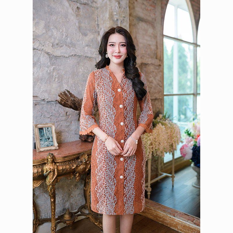 kudapy เดรสสั้นสีน้ำตาล/สีเขียว ทรงสวยใส่ลำลอง ทำงาน สวยเรียบหรูค่ะ ผ้าลุกไม้ลายสวย กระดุมหน้าตกแต่งมุก(กระดุมหลอกตกแต่งสวยงาม