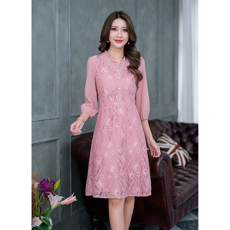 kudapy เดรสสั้นสีชมพู/สีแดงเลือดหมู ลูกไม้เนื้อนิ่ม ตัวเดรสเป็นกระโปรงทรงเอ ต่อเอว ช่วงตัวเสื้อแต่งกระดุมด้านหน้า แขนต่อด้วยผ้าชิฟฟ่อนจั้มแขน