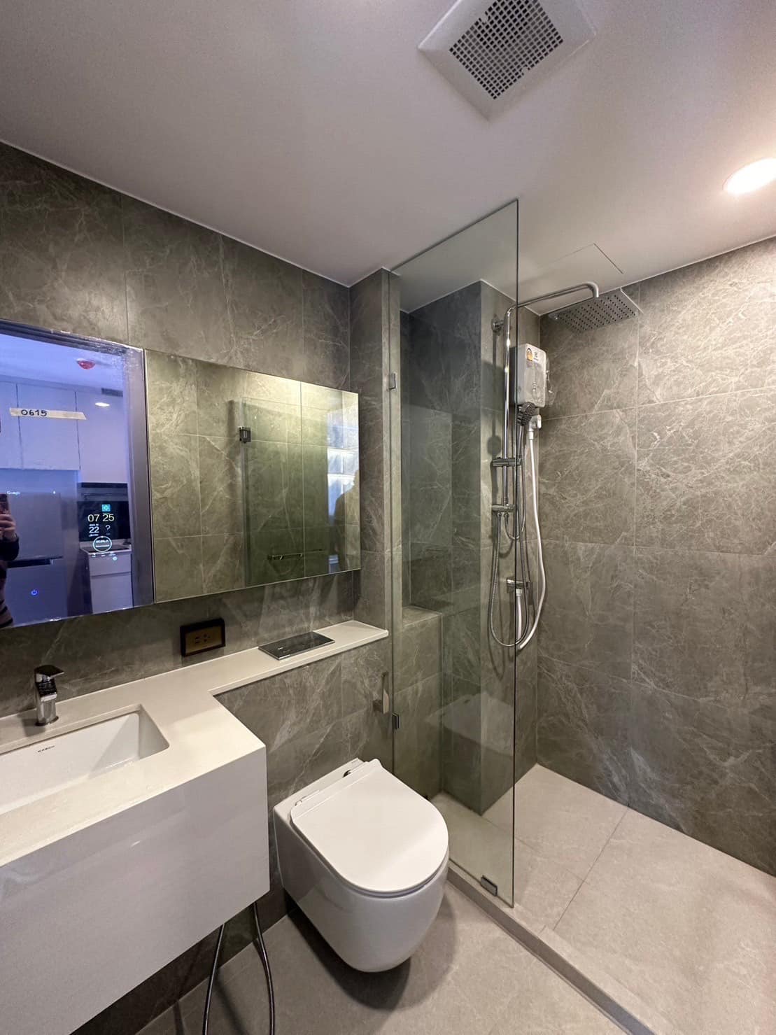 ให้เช่าคอนโด SOHO Bangkok Ratchada (โซโห แบงค็อก รัชดา) - ตกแต่งเฟอร์ครบห้องใหม่สวยน่าอยู่ - การเดินทาง: ใกล้สถานี MRT ห้วยขวาง 240 เมตร