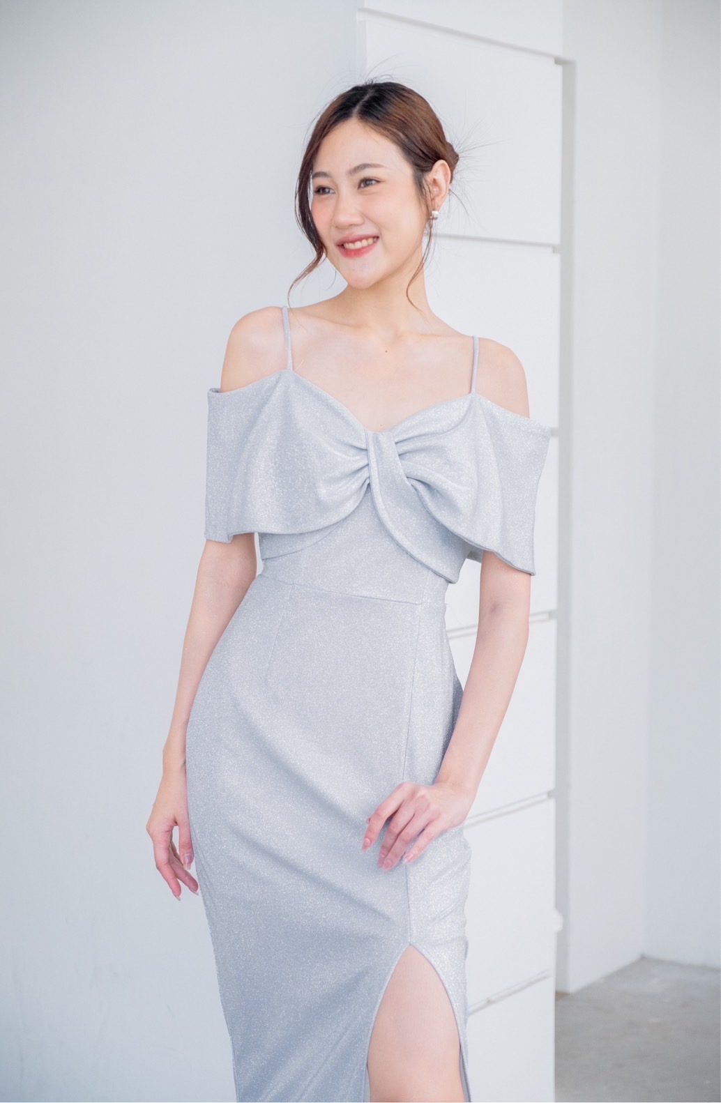 kudapy เดรสยาว ผ้าดัชเชสอัดกาว เปิดบ่าจับบิดทวิชไขว้อก มีสายคล้องบ่า กระโปรงทรงสอบ ผ่าหน้าขา sexy