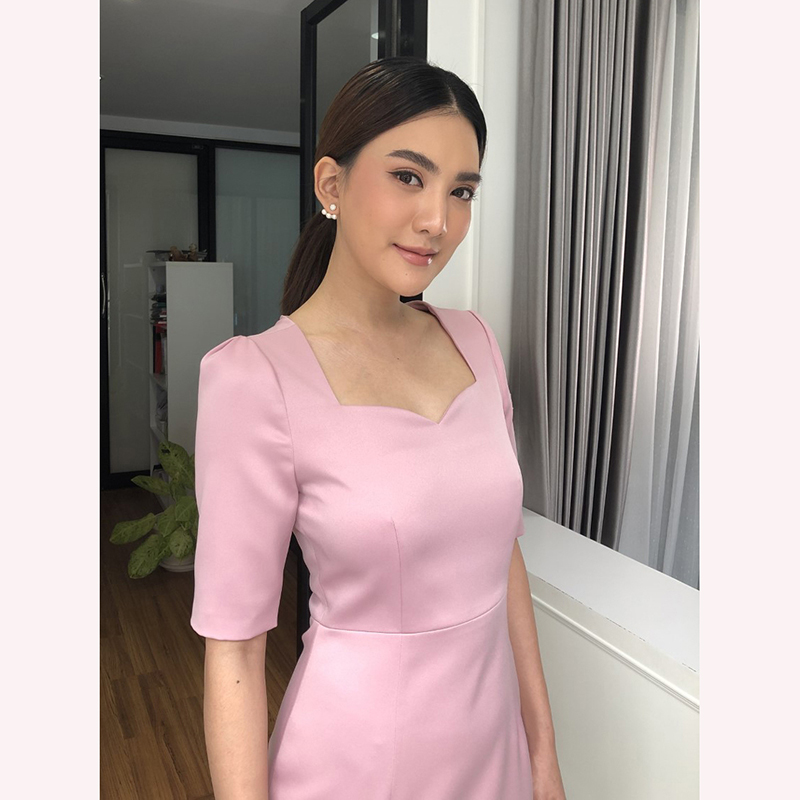 kudapy เดรสสั้นสีม่วง/สีชมพู/สีทอง เรียบหรูตามสไตล์สาว มีดีเทลคว้านคอเป็นรูปหัวใจ ให้ลุคสวยหวานชวนมอง