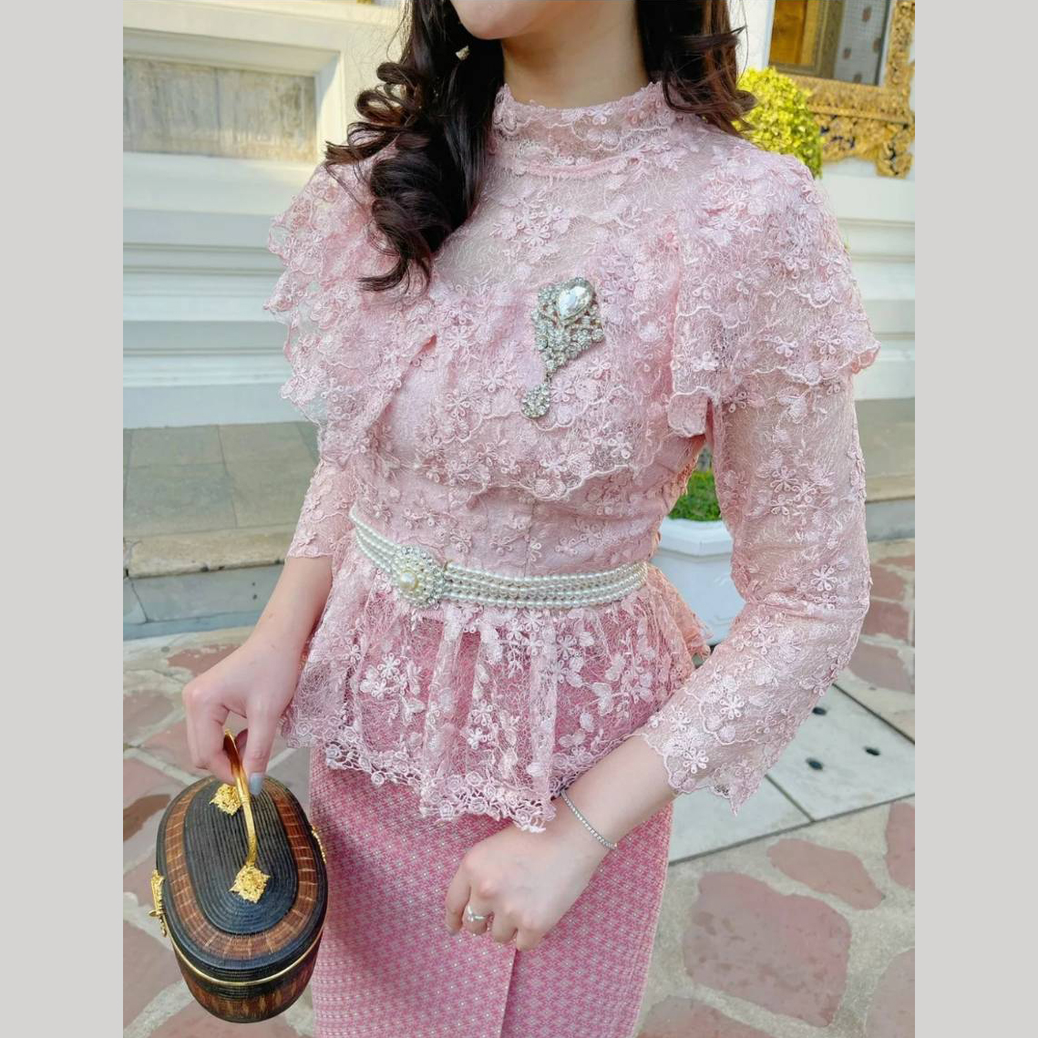 kudapy เสื้อลูกไม้ใยบวบปักเลื่อมสีชมพู สีขาว สีทอง งานเกรดคุณภาพ สวมใส่แมทออกงาน ทำบุญงานพิธีต่างๆ **เฉพาะเสื้อ**