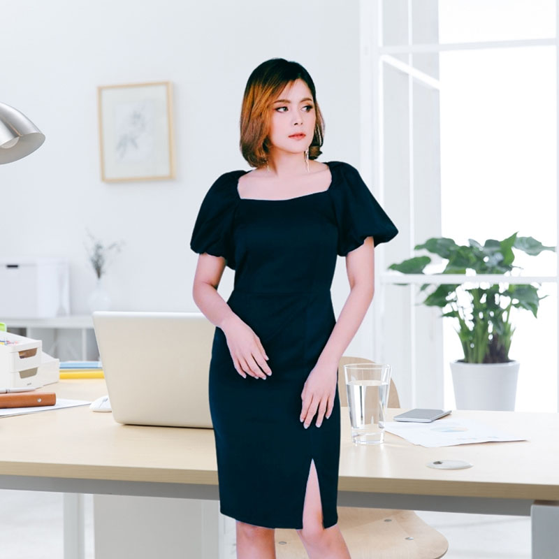 kudapy ชุดเดรสสั้นสีดำ แขนสั้นทรงบอลลูน ทรงดินสอเข้ารูปสวย แนวเรียบหรู สวยดูดี