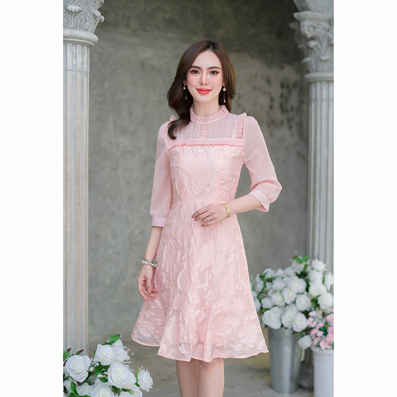 kudapy เดรสสั้นสสีโอรส/สีเขียวพาสเทล สวยหวาน ผ้าสไตล์ญี่ปุ่นมีเทคเจอร์ลายดอก มีดีเทลแต่งด้วยจีบรอบคอ ไหล่ และอก ตัดต่อกับผ้าชีฟองโทนสีเดียวกันช่วงแขน