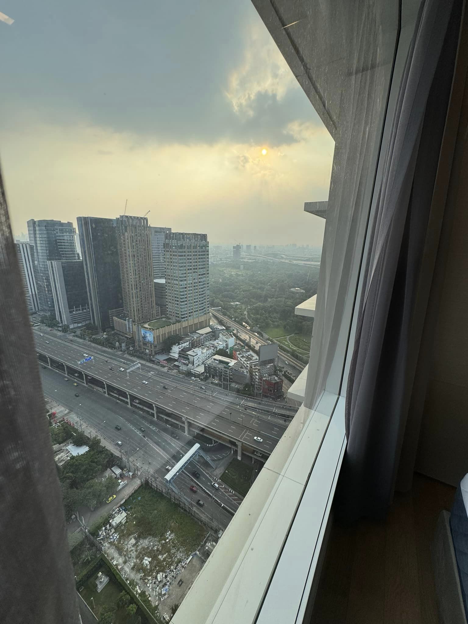 ให้เช่าคอนโด เดอะ เซนต์ เรสซิเดนซ์ (The Saint Residences) - ตกแต่งเฟอร์ครบชั้นสูงเครื่องซักผ้าพร้อมอยู่ - การเดินทาง: ใกล้ MRT พหลโยธินและห้าแยกลาดพร้าว