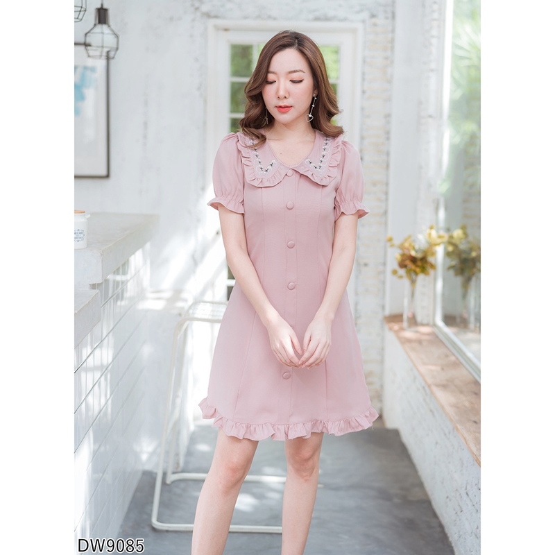 kudapy เดรสสั้นคอบัวแต่งกระดุมสีแดง/สีชมพู/สีกรม คอปกกระดุมหน้าแขนจั๊มสวยดูดีน่ารัก