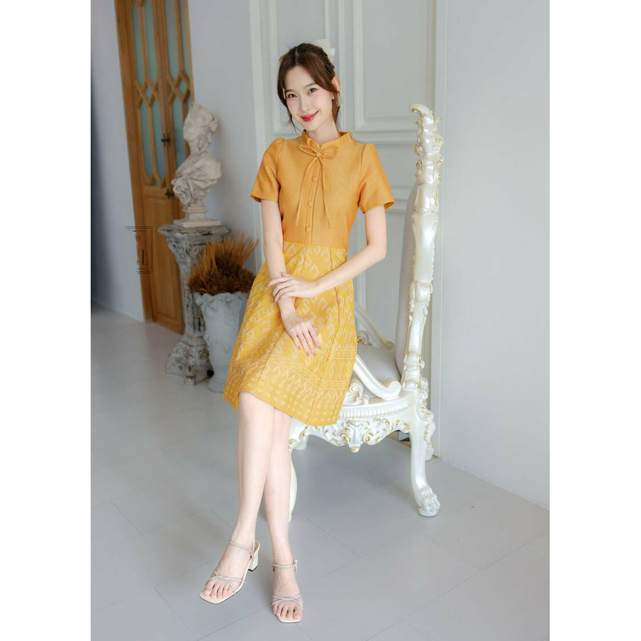 kudapy เดรสสั้นสีเหลือง ผ้าไทยคอจีนผูกโบว์แต่งกระดุม