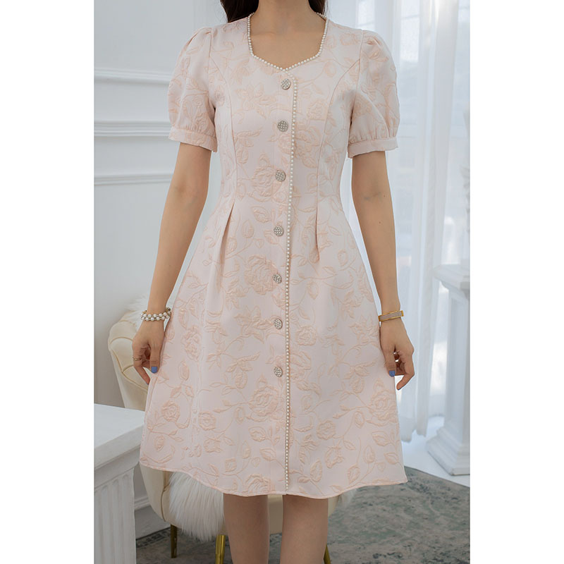 kudapy เดรสสั้นสีโทนครีมทอง/สีโทนโอรส ผ้าแจ็คกาดทอพรีเมียม มีลายดอกมิตินูน ผ้าสวยหรูมาก มีดีเทลแต่งมุกรอบคอ และแต่งกระดุมเพชร สวยแบบทูอินวัน หรูผสมหวาน