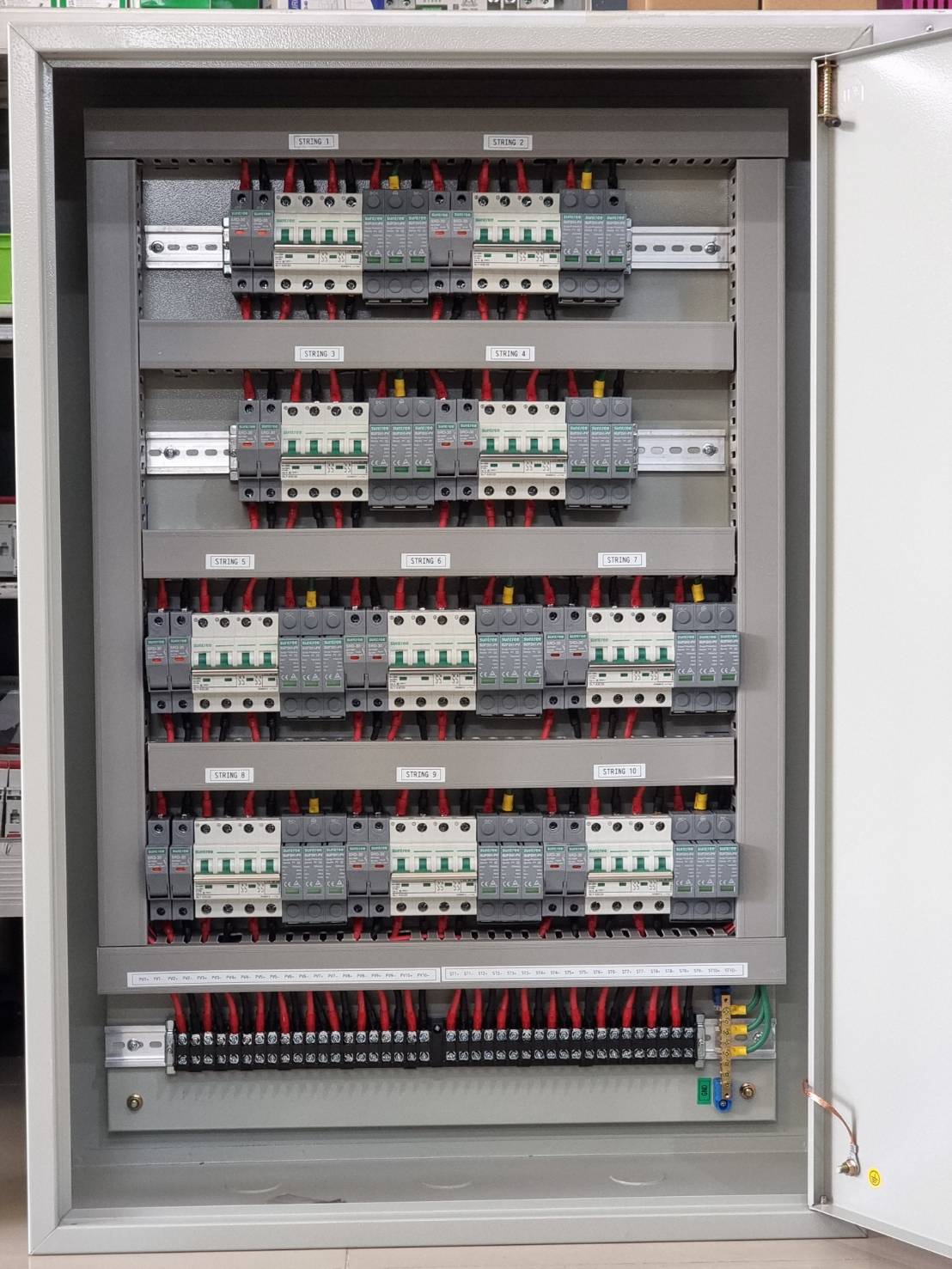 ตู้ดีซีคอมบายเนอร์ Suntree DC Combiner Box 1000V ใช้กับงานติดตั้งระบบโซล่าเซลล์ แบบ 10 สตริง 80-100 กิโลวัตต์, For Solar Cell System DC PV 10String 80-100kwp