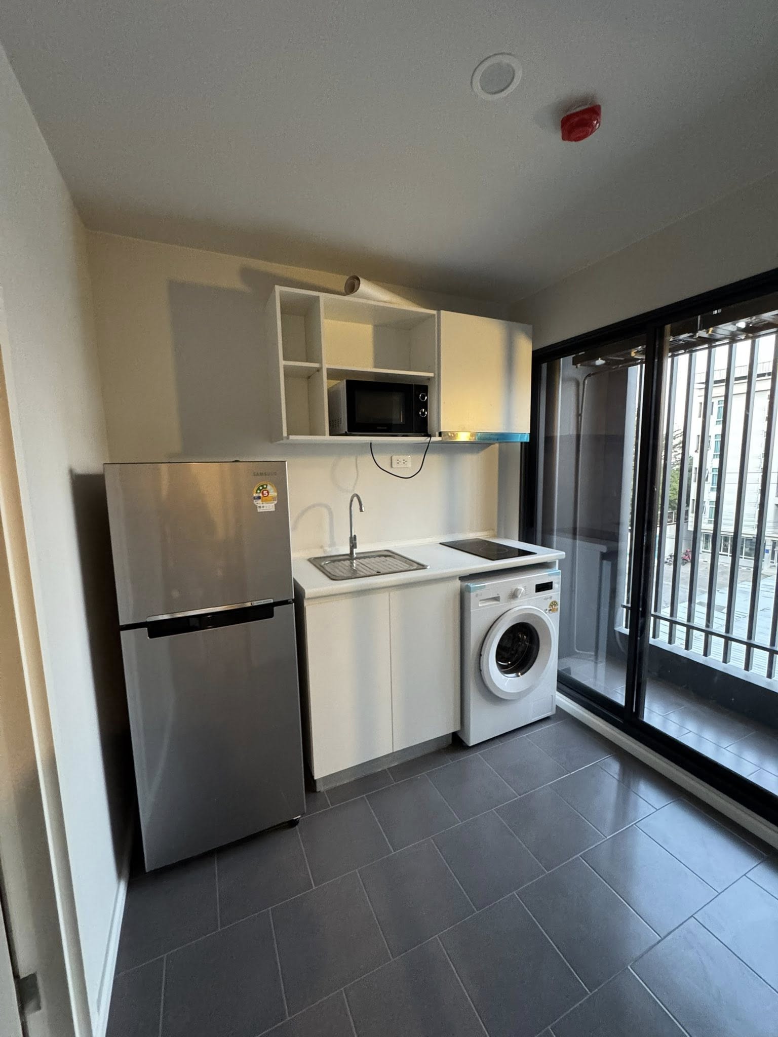 คอนโด Blue Sukhumvit 105 (บลู สุขุมวิท 105) Low Rise โซนพื้นที่ BTSแบริ่ง MRTศรีลาซาล ให้เช่าห้องแบบ 1ห้องนอน 1ห้องน้ำ ขนาดห้อง 25 ตรม. ชั้น 4 ตึก B