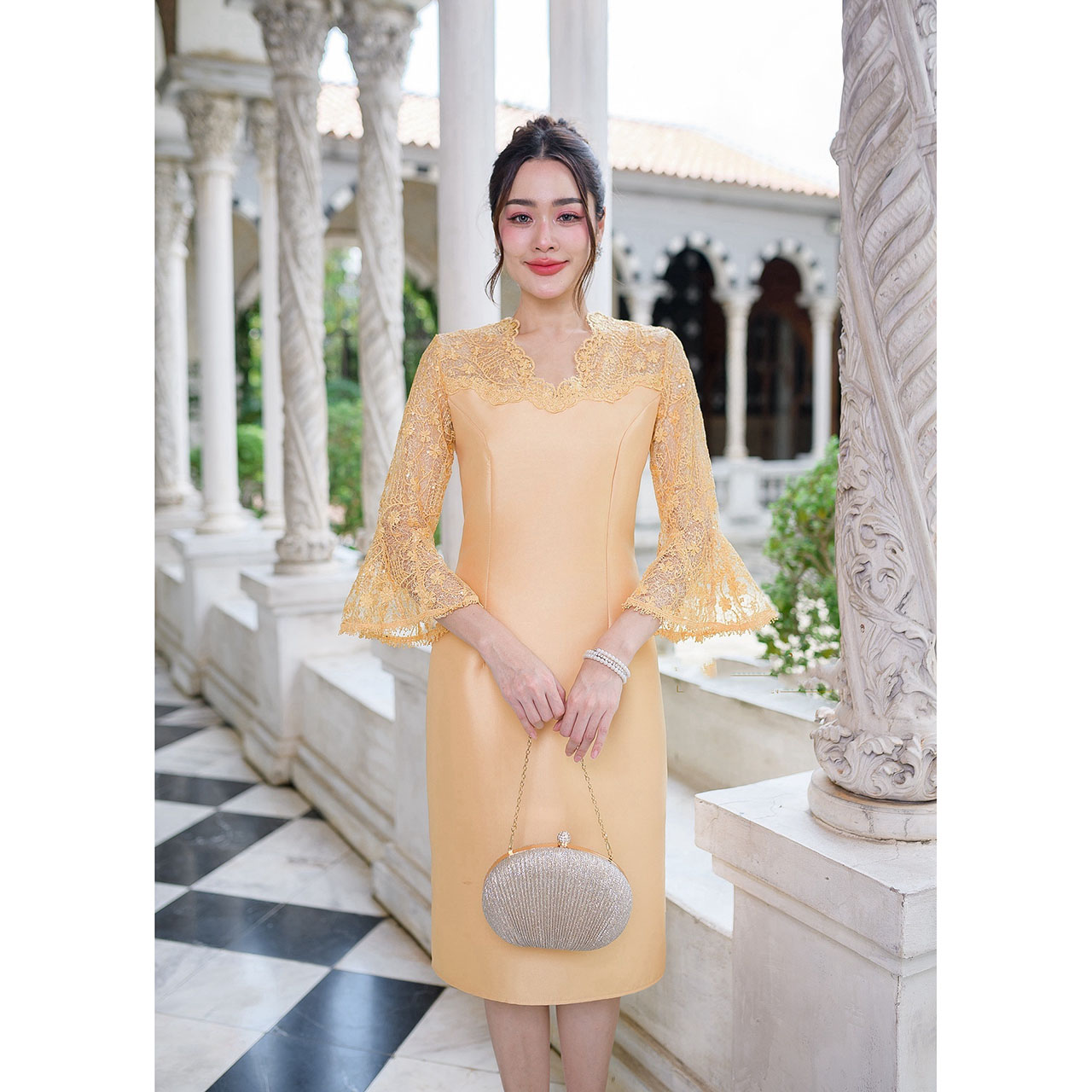 kudapy เดรสสั้นสีเหลืองทอง/สีฟ้า/สีชมพู ผ้าไหมญี่ปุ่น คอวีแต่งเคิพเป็นเชิงผ้าตกแต่งรอบคอ และช่วงอก