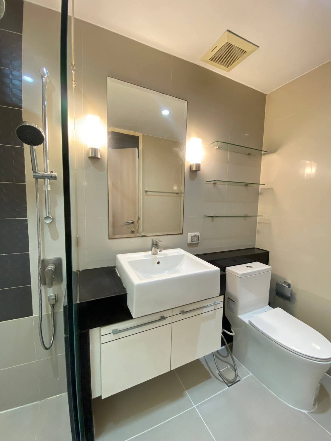 ให้เช่าคอนโด Supalai Premier @ Asoke (ศุภาลัย พรีเมียร์ แอท อโศก) โซนพื้นที่ MRT เพชรบุรี / ติด มศว. 📍 ห้องแบบ 1ห้องนอน / 1ห้องน้ำ · ขนาดห้อง 50 ตรม. ชั้น 20