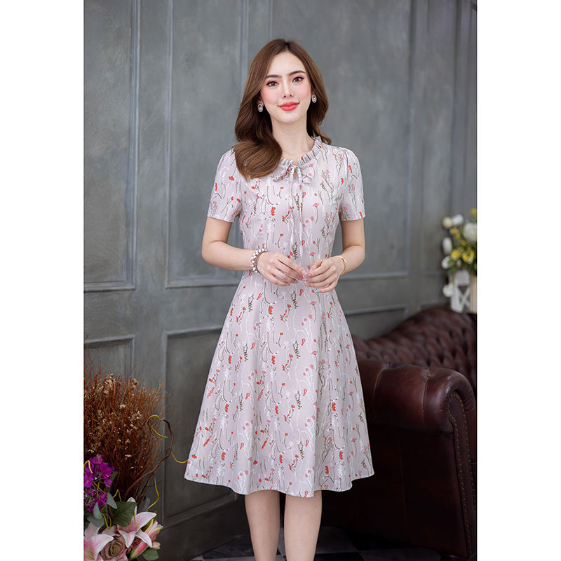 kudapy เดรสสั้นสีครีม/สีกะปิ พิมพ์ลายดอก ทรงสวยใส่ได้ทุกวัน เนื้อสัมผัสผ้าดีมากนุ่มลื่น ดีเทลจับจับช่วงคอผูกโบว์