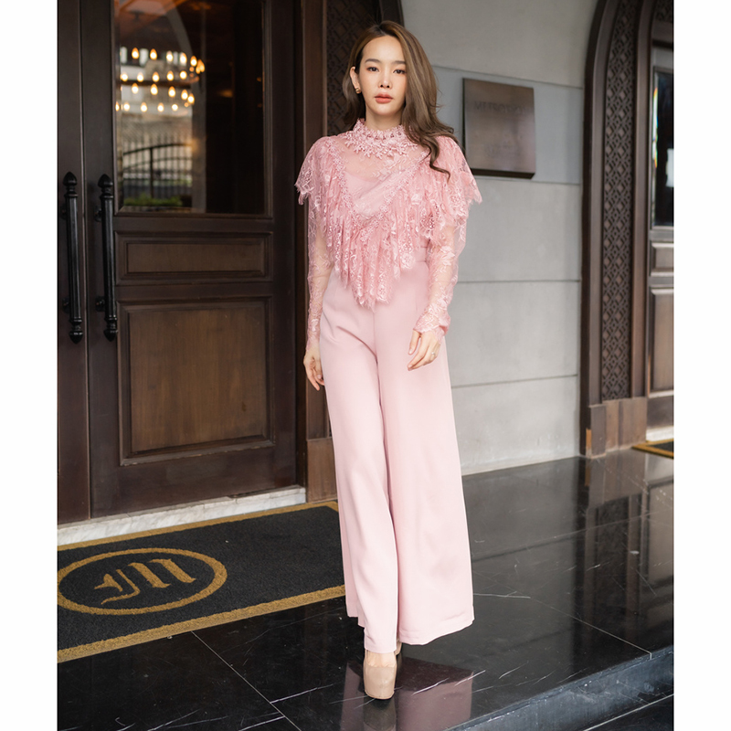 kudapy เซตเสื้อลูกไม้ผ้าสีครีม/สีชมพู/สีขาว ผ้าเนื้อนิ่มมากๆ แขนยาว ซิปหลัง แต่งระบายรอบอก แมทช์คู่กับกางเกงขายาว ซิปหลัง ขาบาน