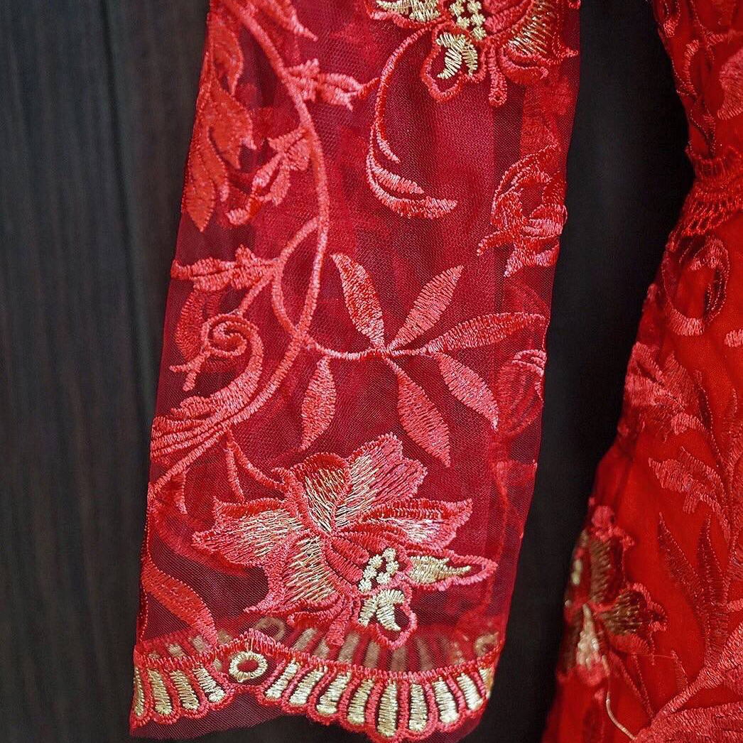 kudapy เดรสออกงานสีแดงสดปักดิ้นทอง เดรสตรุษจีน แต่งประดับขอบลูกไม้