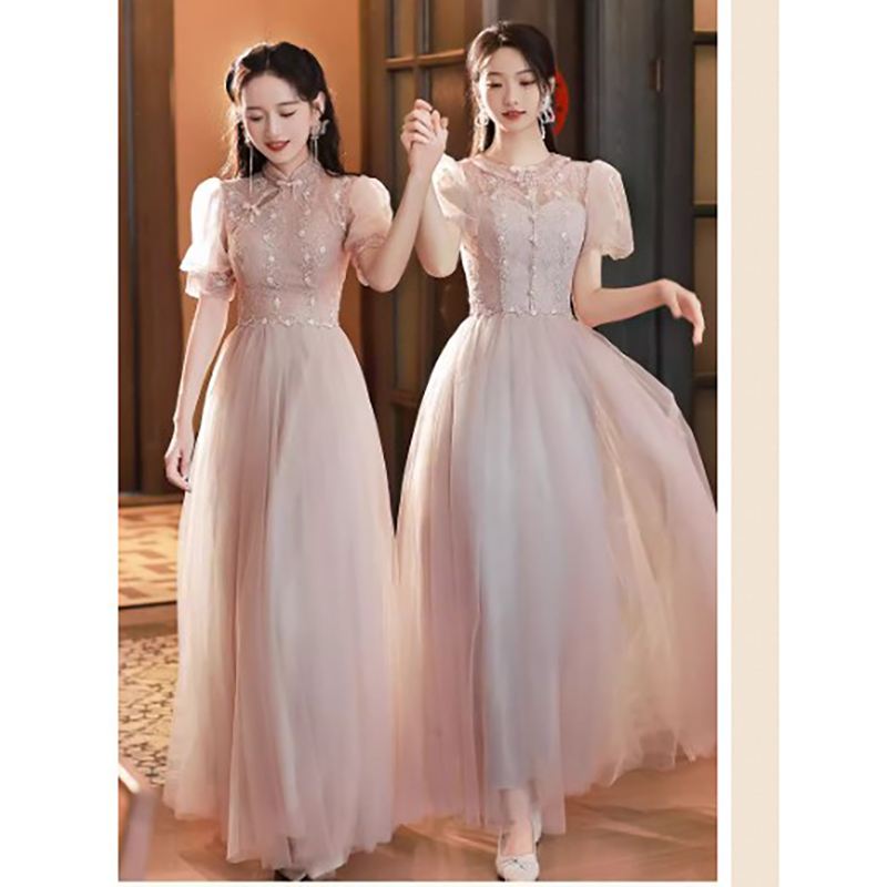 kudapy ชุดราตรีออกงานยาวสีถั่วแดง ตัวชุดสิเทาคลุมด้วยผ้ามุ้งสีถั่วแดง ตัวเสื้อปักลายดอกไม้ สม๊อคหลัง มีฟองน้ำซับในบางๆช่วงหน้าอกให้ชุดดูเป็นทรง กระโปรงผ้าโปร่ง