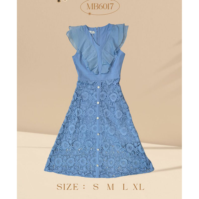 kudapy เดรสยาวสีขาว/สีชมพู/สีฟ้า คอลใหม่คือสวยปังไม่ไหว เป็นทรงกระโปรงพริ้ว แต่งผ้าลายลูกไม้ มีกิมมิคอัดพลีทระบายกลางอก งานซิปซ่อนด้านหลัง