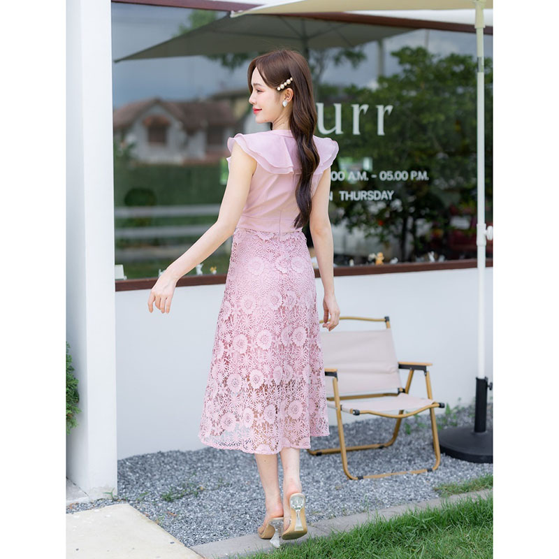 kudapy เดรสยาวสีขาว/สีชมพู/สีฟ้า คอลใหม่คือสวยปังไม่ไหว เป็นทรงกระโปรงพริ้ว แต่งผ้าลายลูกไม้ มีกิมมิคอัดพลีทระบายกลางอก งานซิปซ่อนด้านหลัง