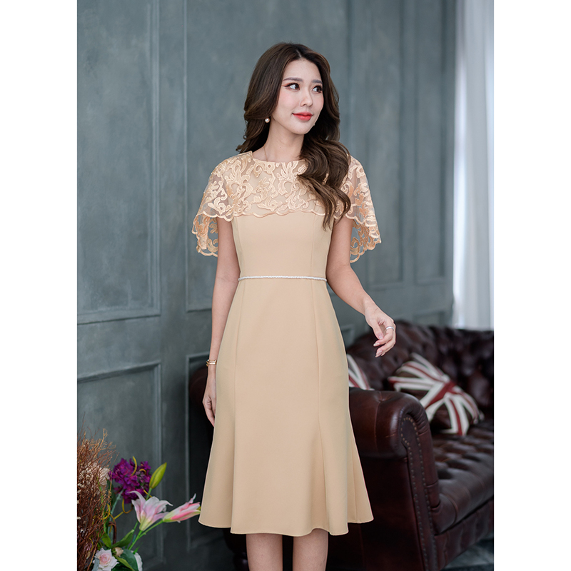 kudapy เดรสออกงานสไตล์หรูหรา ดีไซน์ตัวเดรสด้วยผ้าพื้นเนื้อดีตัดเย็บทรงหางปลา ช่วงบนคลุมไหล่ด้วยผ้าลูกไม้ปักเงา เป็นปีกคางคาว