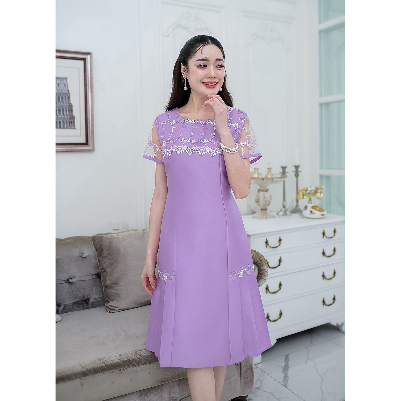 kudapy เดรสสั้น ผ้าไหมกระโปรงทวิสลูกไม้ปัก กระโปรงเป็นทรงเอ ด้านข้างทำเป็นจีบทวิสทั้งสองข้าง แต่งลูกไม้ดอกไม้ทูโทนประดับทั้งสองด้าน