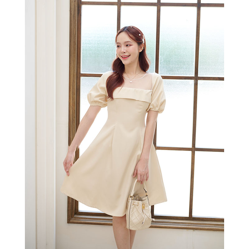 kudapy เดรสสั้นสีชมพู/สีครีม ช่วงเสื้อเป็นคอเหลี่ยมใส่แล้วช่วยให้ดูเพรียว แต่งด้วยผ้าซีทรู ทำให้ดูไม่โป้เกินไป ช่วงอกและเพิ่มดีเทลน่ารักทำคัตติ้งเลเยอร์