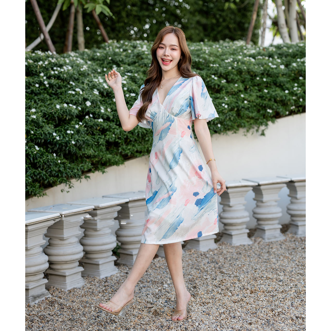 kudapy เดรสสั้นสีเอิร์ธโทน/สีพาสเทล/สีโทนฟ้า/สีโทนสีโอรส ตัวเสื้อเป็นคอวีจับจีบเดรปที่อก ต่อลงมาเป็นกระโปรงทรงเอบาน แขนเสื้อเป็นทรง Bell